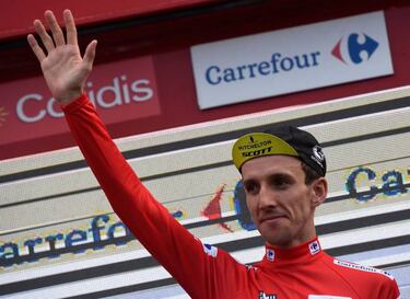 Viviani ya tiene su doblete y Simon Yates salva un pinchazo