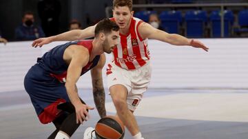 GRAF4746. VITORIA, 26/02/2021.- El base del Estrella Roja Aleksa Uskokovic (d) defiende al base argentino del Baskonia, Luca Vildoza en una jugada del partido correspondiente a la jornada 26 de la Euroliga de baloncesto disputado este viernes en el pabellón Fernando Buesa de Vitoria. EFE/David Aguilar.