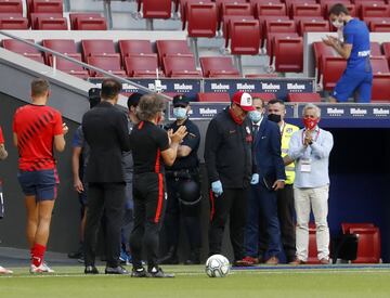 Antes de iniciar el partido se dio un homenaje al segundo entrenador del Atlético, en el club desde 2012 llegando a la vez que Simeone, en el que se le entregó una placa y se le dio un merecido aplauso por los presentes en el Wanda Metropolitano. 