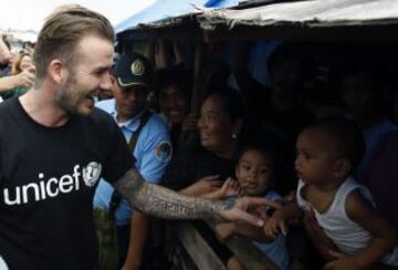 David Beckham, embajador de Buena Voluntad de Unicef, visitó un centro de evacuación en Filipinas tras el devastador tifón.