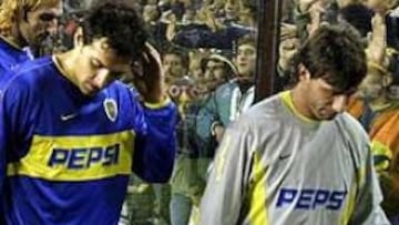 <b>CABIZBAJOS</B>. Los jugadores de Boca se retiran del terreno de juego tristes y cabizbajos por el empate.