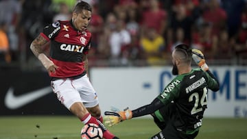 Jandrei (R) of Brazil's Chapecoense vies for the ball with Guerrero (L) of Brazil's Flamengo during their 2017 Copa Sudamericana football match at Ilha do Urubu stadium, in Rio de Janeiro, Brazil, on September 20, 2017. / AFP PHOTO / Mauro PIM