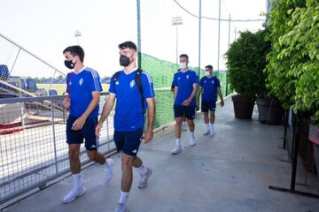 Los jugadores del Real Zaragoza se dirigen al campo de entrenamiento en las instalaciones del Pinatar Arena Football Center.
