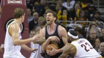 Pau Gasol ante Timofey Mozgov, Tristan Thompson (detrás) y LeBron James.