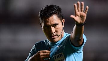 Referee Fernando Guerrero during the 8th round match between Queretaro and Tigres UANL as part of the Liga BBVA MX, Torneo Apertura 2024 at La Corregidora Stadium on September 17, 2024 in Santiago de Queretaro, Mexico.