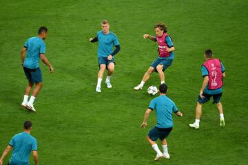 Los niños irrumpen en el entreno del Madrid en Kiev