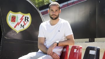 Mario Su&aacute;rez posa para As en el estadio de Vallecas.