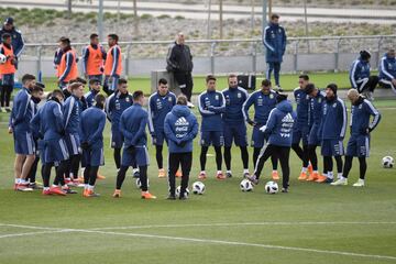 Sampaoli dando la charla a la 'albiceleste'.