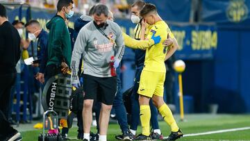 Foyth, en el instante de retirarse lesionado contra el Arsenal.