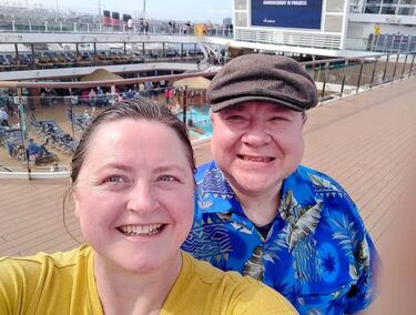 Se jubilan con 50 años, venden su casa y viven en cruceros