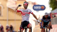 Diego Ulissi celebra el triunfo en la segunda etapa del Giro por delante de Peter Sagan