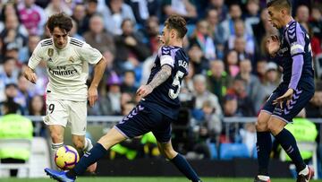 Calero pelea un balón con Odriozola en el duelo entre Real Madrid y Valladolid.