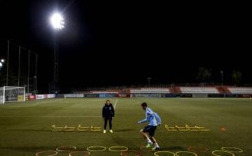 Entrenamiento en solitario de Fernando Torres con el profe Ortega. 