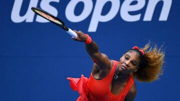 Serena Williams ejecuta un saque en el US Open.