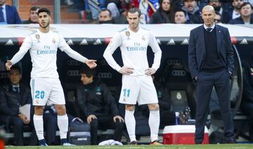 Asensio and Bale waiting for their turn.