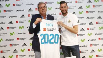 Juan Carlos Sánchez, con Rudy Fernández.