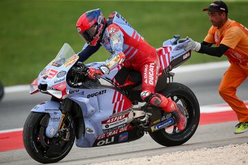 Marc Márquez arranca su moto tratando de continuar en la carrera.