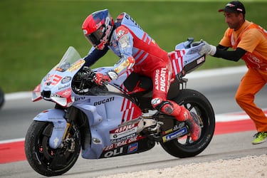 Marc Márquez arranca su moto tratando de continuar en la carrera.