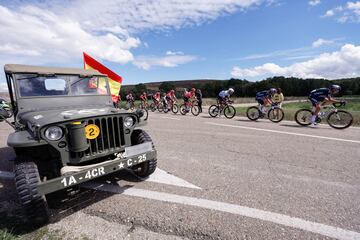 El pelotón durante la 19 etapa de la Vuelta a España 2024 entre Logroño y el alto de Moncalvillo este viernes. 