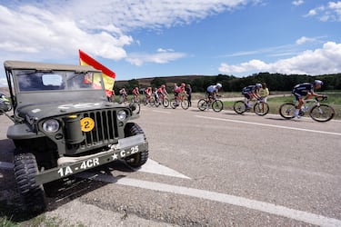 El pelotón durante la 19 etapa de la Vuelta a España 2024 entre Logroño y el alto de Moncalvillo este viernes. 