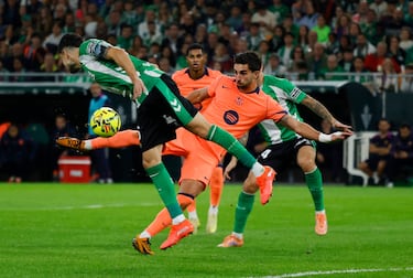 El jugador del Barcelona, Ferran Torres, marca el 1-2 al Betis. 