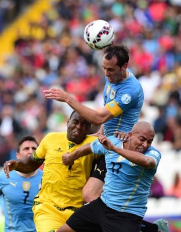 Diego Godín fue un baluarte en la zaga de Uruguay que derrotó por la mínima a Jamaica.