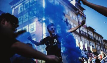  La ciudad costera del noroeste de Portugal está repleta de seguidores del Manchester City y del Chelsea. Ambos equipos se enfrentan esta noche en la final de la Champions League y algunos aficionados han llegado con ganas de fiesta.