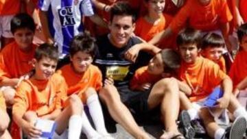 <b>¿SEGUIRÁ DE PERICO? </b>José Callejón, ayer, junto a los niños del Campus, después del entrenamiento.