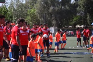 El plantel cruzado llegó hasta Recoleta para compartir con los niños de la comuna.