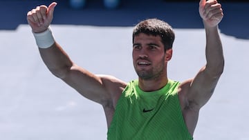 Carlos Alcaraz celebra su victoria contra Yannick Hanfmann en el Open de Australia.
