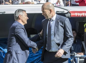 Saludo de los entrenadores, Fran Escribá y Zidane.