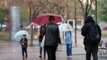 Varias personas con paraguas pasean por una de las calles de la ciudad, a 12 de mayo de 2023, en Barcelona, Catalunya (España). Casi todas las comarcas de Catalunya estarán pendientes hoy de una nueva tanda de chubascos y tormentas como consecuencia de la irrupción de una masa de aire frío que ha disparado la inestabilidad atmosférica. El Servei Meteorològic de Catalunya (Meteocat) ha emitido un aviso por peligrosidad de lluvias intensas de nivel moderado (1/6), desde el jueves 11 de mayo hasta hoy por la tarde, con posibilidad de lluvias intensas superando los 20mm en 30 minutos y acompañadas localmente por granizo.
12 MAYO 2023;BARCELONA;CATALUNYA;GRANIZO;TIEMPO
David Zorrakino / Europa Press
12/05/2023