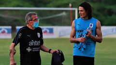 Oscar Tab&aacute;rez y Edinson Cavani en un entrenamiento de Uruguay.