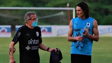 Oscar Tab&aacute;rez y Edinson Cavani en un entrenamiento de Uruguay.