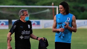 Oscar Tab&aacute;rez y Edinson Cavani en un entrenamiento de Uruguay.