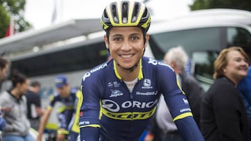 Esteban Chaves posa antes de tomar la salida de una etapa en el Tour de Francia.