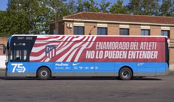 La Empresa Municipal de Transportes de Madrid ha presentado unos autobuses eléctricos para el derbi del domingo entre el Atlético de Madrid y el Real Madrid.