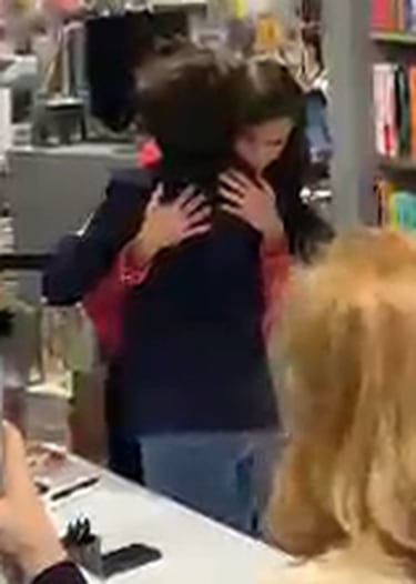 La reina Letizia hace 40 minutos de cola en la firma de libros de Sonsoles ?nega