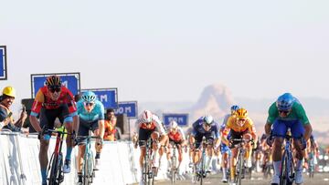 El ciclista italiano Jonathan Milan se impone a Dylan Groenewegen y Cees Bol en el esprint de la segunda etapa del Saudí Tour