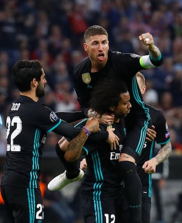 1-1. Marcelo celebró el gol del empate con Sergio Ramos.