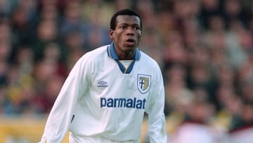 Faustino Asprilla durante un partido con Parma en el fútbol italiano.