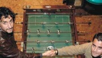 <b>RAYA Y STOP.</b> Pablo Alfaro hace la raya ante el área del Sevilla. Ito pone el stop en el cruce de caminos del mediocampo del Betis. Podría ser al revés: Ito hace la raya y Alfaro indica la dirección prohibida. Cuestión de gustos y colores.