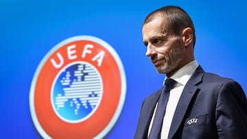 (FILES) In this file photo taken on December 4, 2019 UEFA President Aleksander Ceferin walks past a sign with the UEFA logo after attending a press conference following a meeting of the executive committee at the UEFA headquarters, in Nyon, Switzerland. - UEFA president Aleksander Ceferin on June 23, 2021 said the footballing body could not give in to "populist" requests from politicians, as he defended the decision not to allow Munich's Allianz Arena to be lit up in rainbow colours. "UEFA cannot be used as a tool by politicians," Ceferin told Germany's Die Welt newspaper after Munich's mayor had made the rainbow request in protest at Hungary's anti-LGBTQ law. (Photo by Fabrice COFFRINI / AFP)
PUBLICADA 25/06/21 NA MA21 2COL