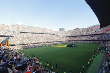 Valencia streets packed as fans celebrate with Copa del Rey winning team