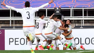 Ronaldo Cisneros (segundo a la derecha) Celebra con sus compañeros.