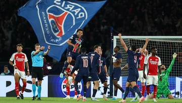Soccer Football - Champions League - Semi Final - Second Leg - Paris St Germain v Arsenal - Parc des Princes, Paris, France - May 7, 2025 Paris St Germain's Marquinhos celebrates at the full time whistle REUTERS/Gonzalo Fuentes TPX IMAGES OF THE DAY