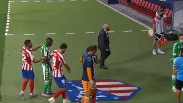 Felipe y Lodi evitando que Emerson pise el escudo del Atleti