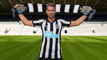 Lejeune posa con la nueva equipaci&oacute;n del Newcastle. 