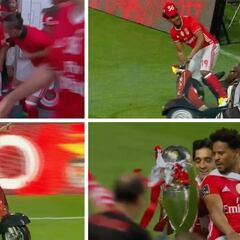 Qué show de Eliseu... ¡Celebró la liga dando vueltas por el césped con una Vespa!
