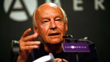 Eduardo Galeano y la hinchada de Santa Fe.